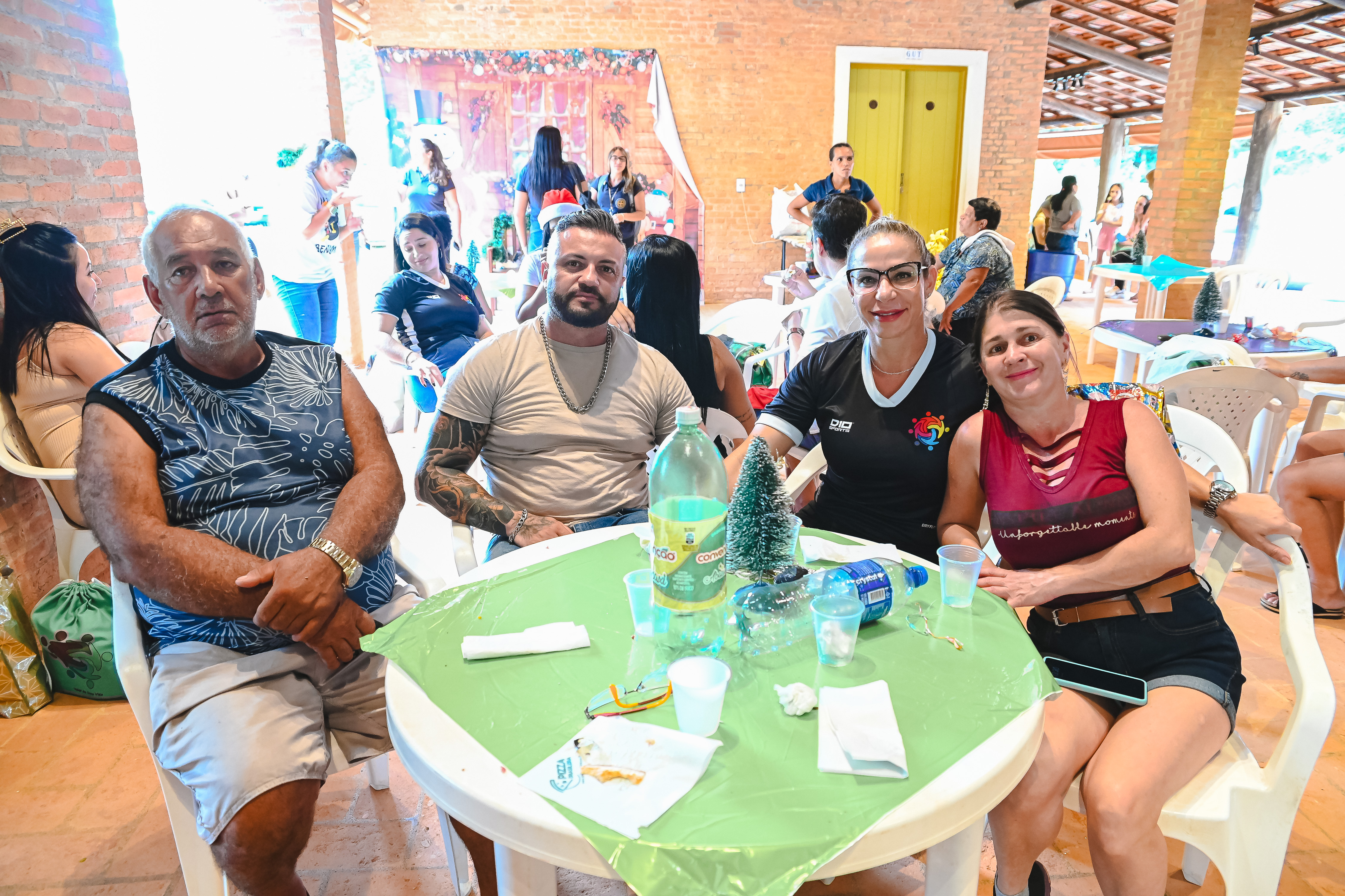 Mesa preparada para a confraternização de Natal